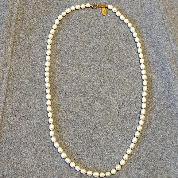 Vintage Signed Miriam Haskell High Lustre 23" Pearl Necklace - Picture 1 of 6